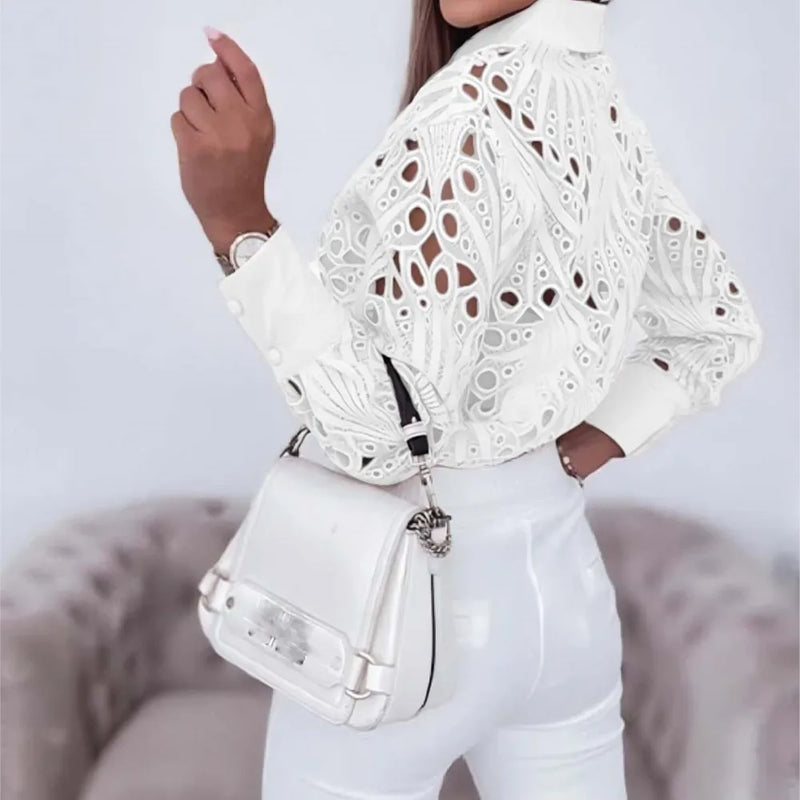 Blusa Feminina Elegante em Renda com Manga Longa – Hollow Design, 2026 Primavera/Outono  Design moderno com detalhes em renda e partes vazadas (hollow), conferindo sofisticação e estilo  Manga longa, ideal para conforto e looks elegantes