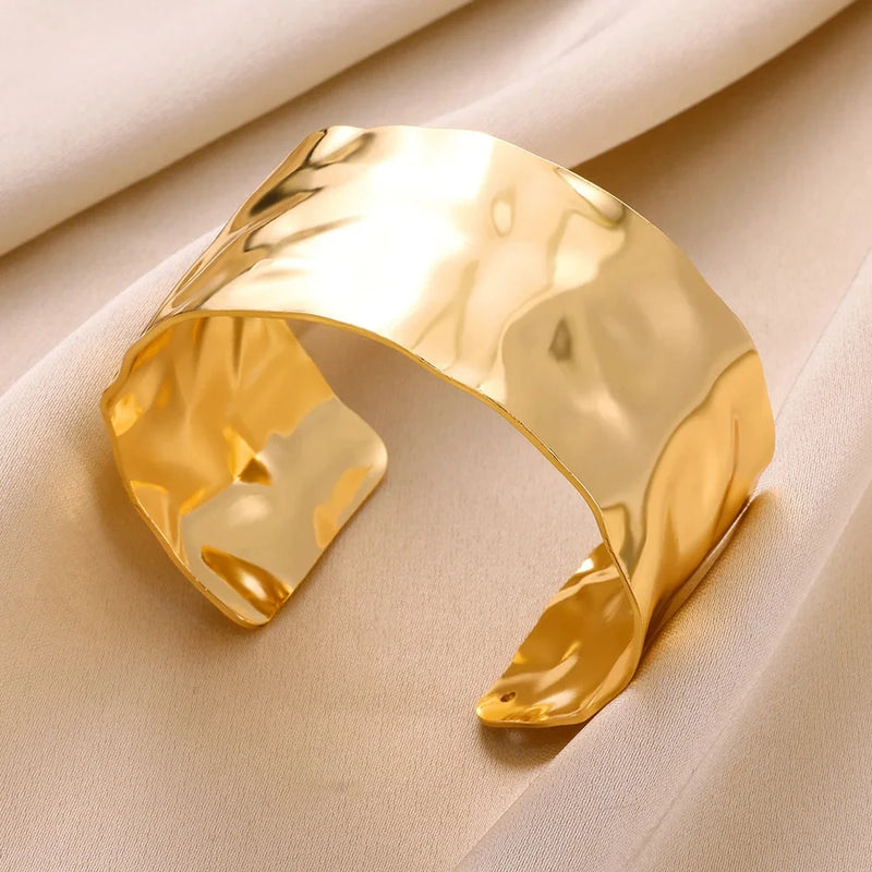 Bracelete Feminino Clássico com Padrão Relevo – Pulseira Cuff em Aço Inoxidável Dourado, Presente Elegante