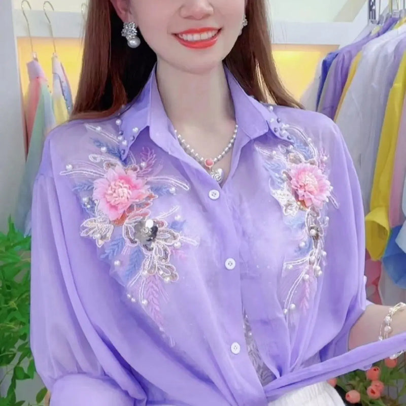 Blusa Feminina Casual 2024 – Chiffon com Bordado 3D de Flores, Paetês e Miçangas – Proteção Solar – Meia Manga