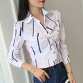 Blusa feminina elegante em tecido leve, com estampa listrada e mangas longas. Corte slim fit, perfeita para o escritório, reuniões ou looks casuais-chiques.