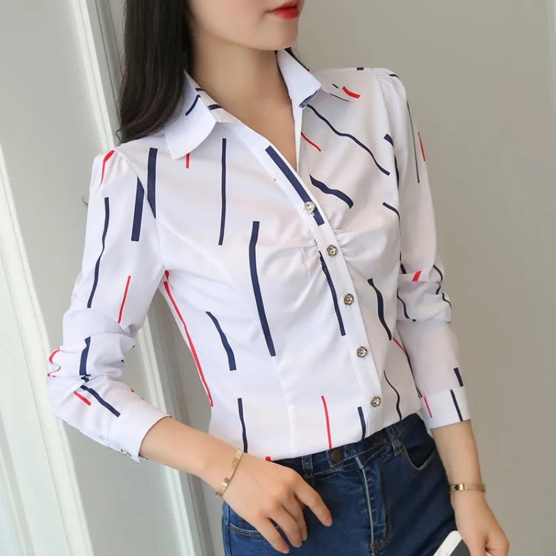 Blusa feminina elegante em tecido leve, com estampa listrada e mangas longas. Corte slim fit, perfeita para o escritório, reuniões ou looks casuais-chiques.