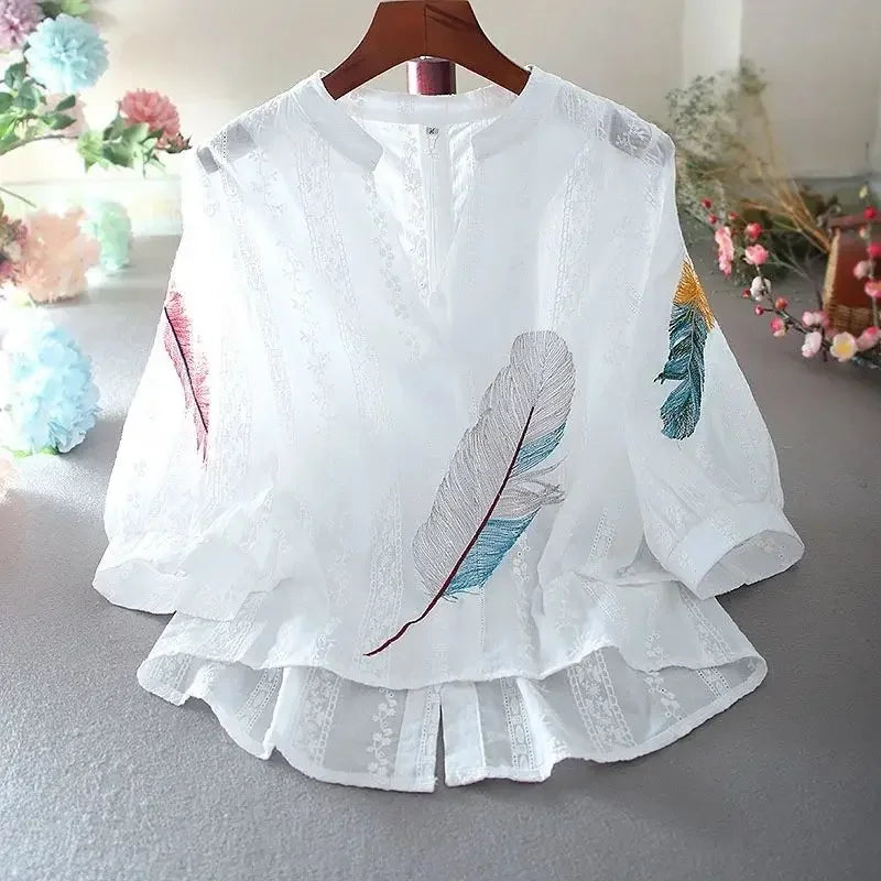 Mantenha-se elegante e fresca neste verão com nossa blusa feminina de algodão com renda. O decote em V e as mangas lanterna adicionam um toque sofisticado, enquanto o bordado floral