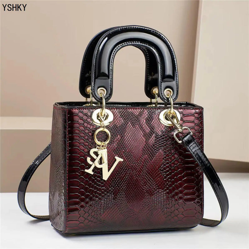 Bolsa feminina elegante e moderna, perfeita para o dia a dia ou eventos especiais. Design luxuoso com opção de uso no ombro ou transversal.