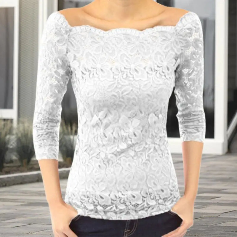 Blusa feminina sofisticada, perfeita para o dia a dia ou para o trabalho. Possui gola assimétrica e detalhes em renda bordada que adicionam um toque elegante
