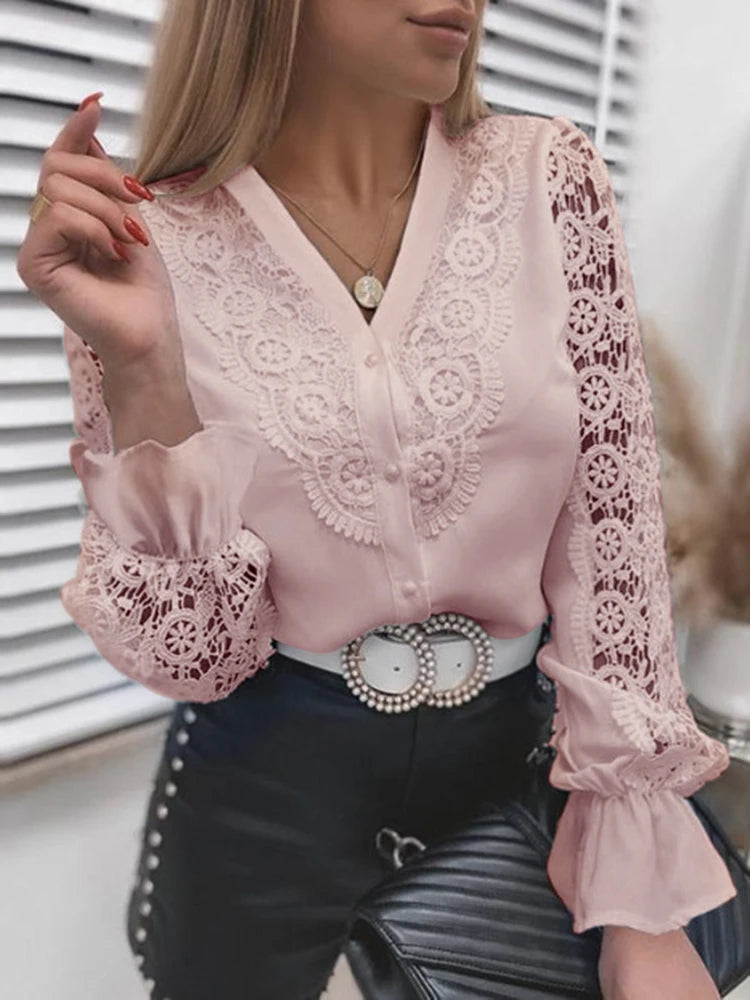 Blusa Feminina Elegante em Renda Vintage – Manga Longa, Botões e Rosa 2026  Design vintage elegante com detalhes em renda spliced  Botões frontais para fechamento clássico e charmoso