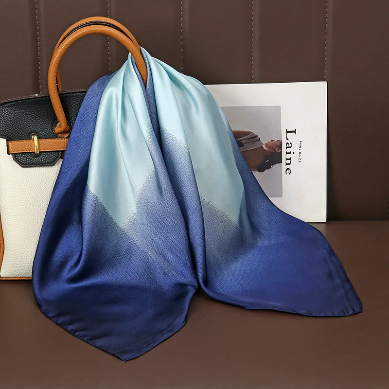 Acessório fashion e versátil em cetim macio, ideal como lenço de pescoço, echarpe, hijab, faixa de cabelo, bandana ou detalhe decorativo em bolsas. Elegância e estilo em qualquer ocasião.