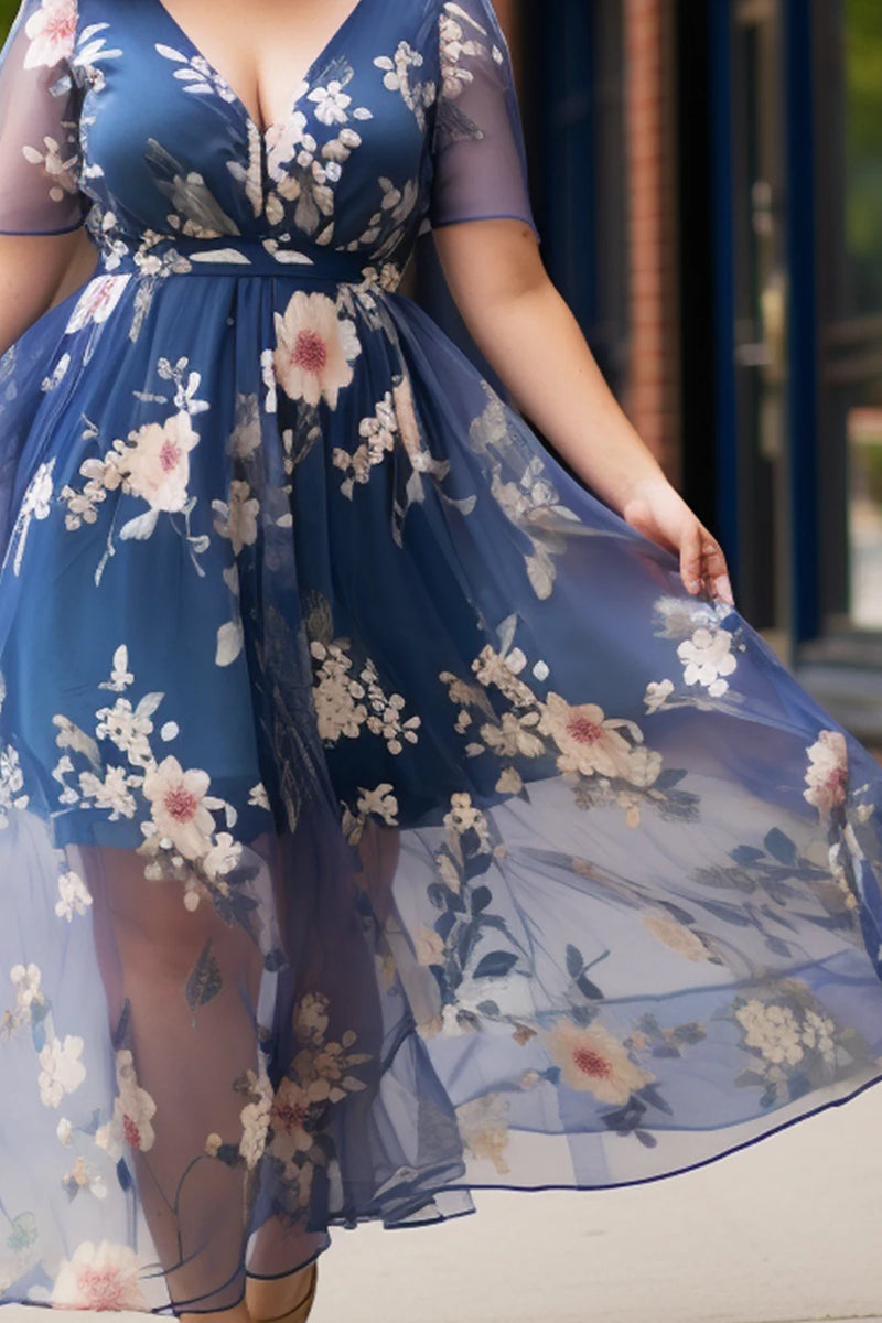 Vestido maxi feminino elegante, feito em tule azul com sobreposição estampada floral e forro confortável. Estilo A-linha com caimento fluido, perfeito para casamentos, festas ou eventos formais.