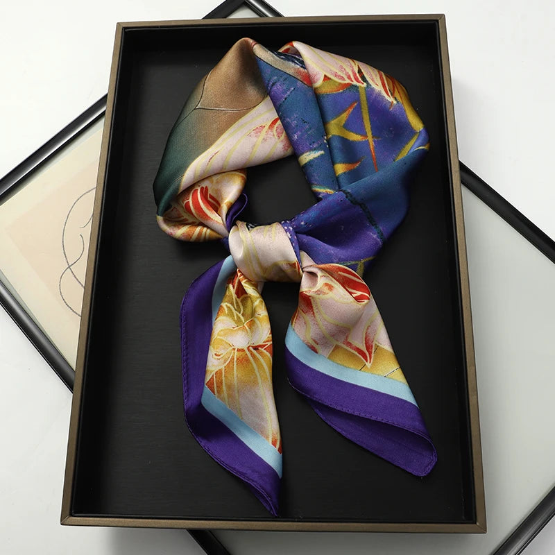 Lenço sofisticado em seda macia, ideal para usar no pescoço, como faixa de cabelo, bandana, hijab de praia, foulard ou acessório de bolsa. Um toque elegante e versátil que transforma qualquer look.