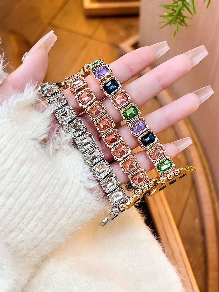 Feita em metal de alta qualidade com detalhes em strass e elasticidade ajustável, proporcionando conforto e estilo. Ideal para transformar seu smartwatch em um acessório sofisticado para uso diário ou eventos especiais.