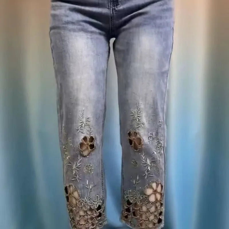 Calça feminina de alta qualidade, com bordado sofisticado e recortes vazados. Estilo tubo cigarette, cintura alta e tecido leve, perfeita para um look moderno e elegante no verão.