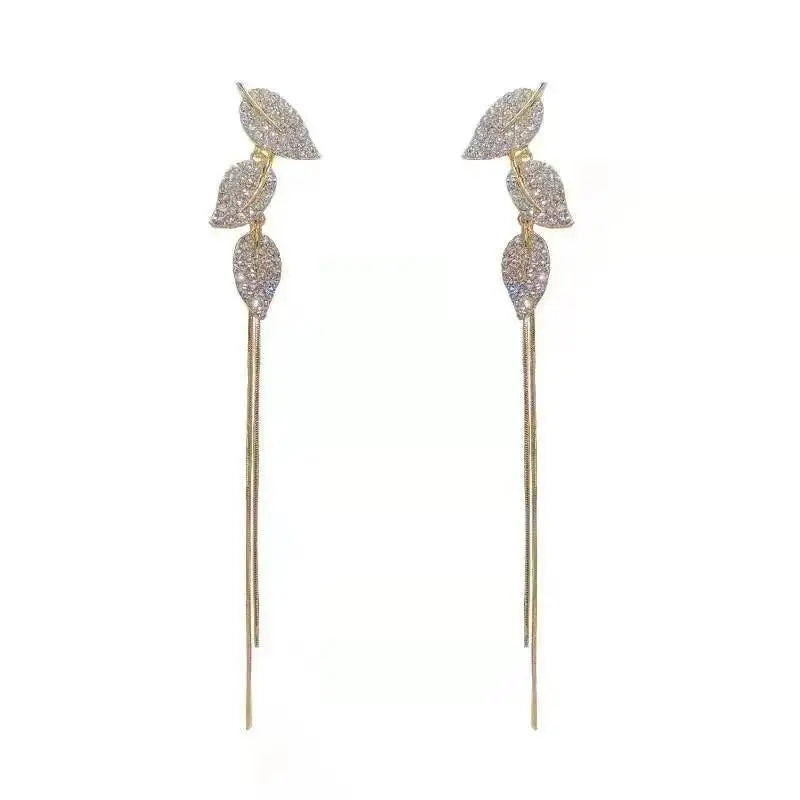 Elegantes brincos femininos com agulha em prata 925, pérolas delicadas e tassel moderno, com detalhes em zircônia. Tendência de moda coreana, perfeitos para complementar looks sofisticados e ocasiões especiais com luxo e brilho.