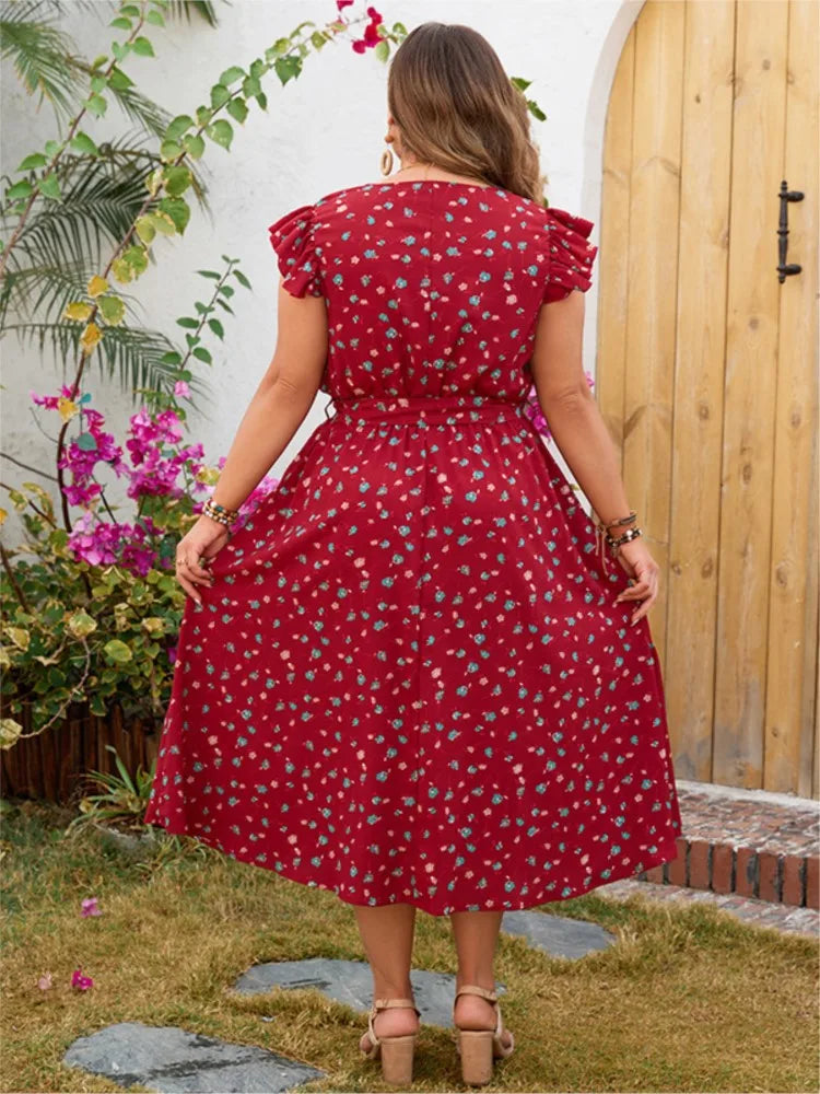 Vestido midi feminino, solto e confortável, com decote em V e sem mangas. Apresenta estampa floral delicada, babados e pregas que adicionam charme e movimento. Ideal para looks casuais de verão