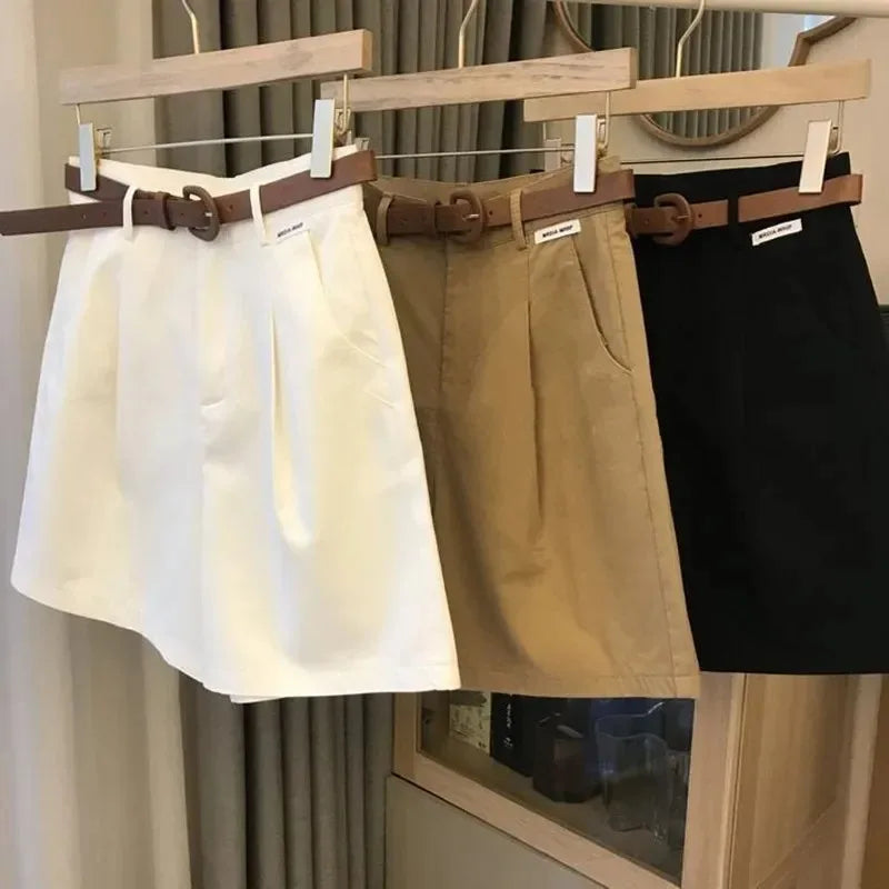 Shorts Feminino de Perna Larga – Algodão Leve, Estilo A-Linha, Verão 2026  confeccionado em algodão fino e respirável, proporcionando conforto durante todo o dia  corte clássico e solto, garantindo liberdade de movimento e elegância