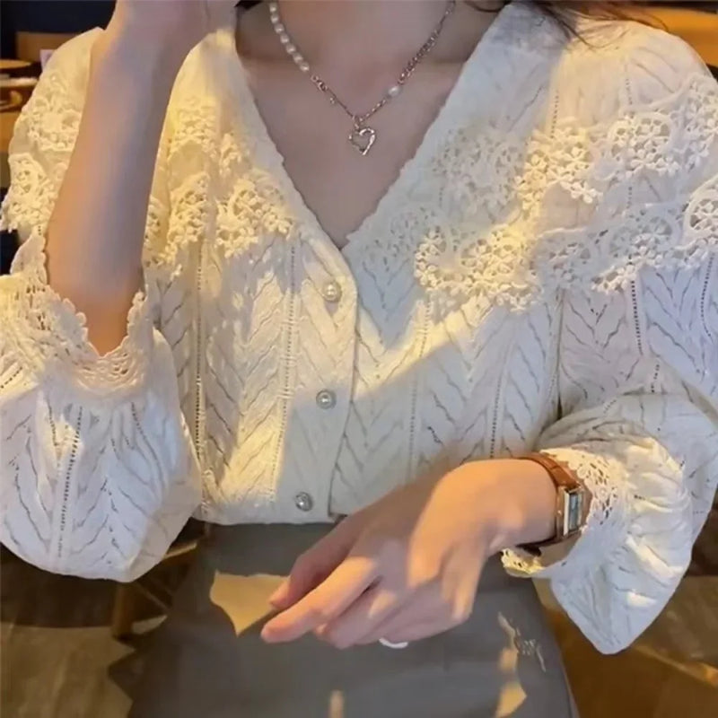Blusa Feminina de Chiffon Estilo Francês Retrô – Floral, Renda e Manga Longa 2024  Estilo francês retrô, elegante e sofisticado  Tecido leve em chiffon com toque suave