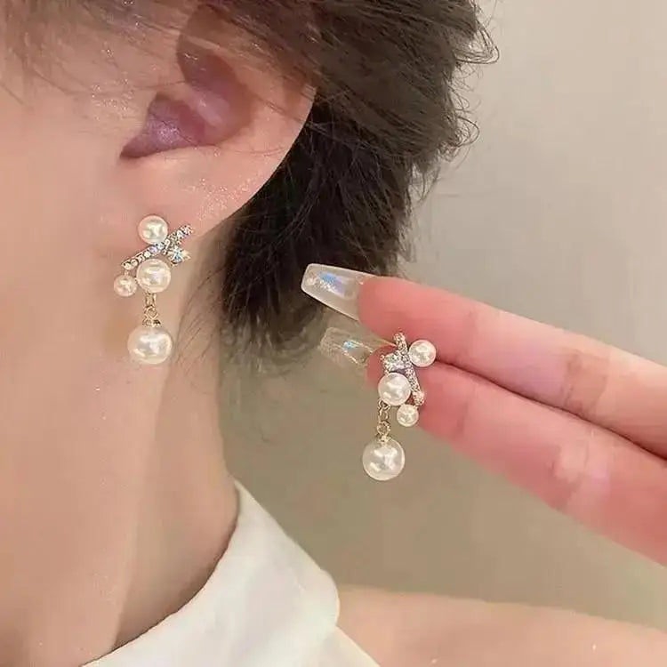 Elegantes brincos femininos com agulha em prata 925, pérolas delicadas e tassel moderno, com detalhes em zircônia. Tendência de moda coreana, perfeitos para complementar looks sofisticados e ocasiões especiais com luxo e brilho.