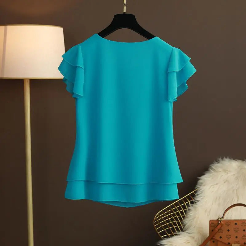 Blusa feminina elegante em chiffon leve com estampa listrada, corte slim fit e mangas longas. Com gola alta e fechamento frontal com botões, é perfeita para looks