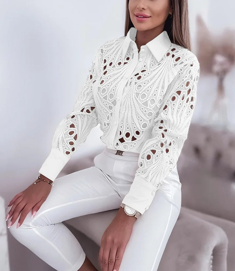 Blusa Feminina Elegante em Renda com Manga Longa – Hollow Design, 2026 Primavera/Outono  Design moderno com detalhes em renda e partes vazadas (hollow), conferindo sofisticação e estilo  Manga longa, ideal para conforto e looks elegantes