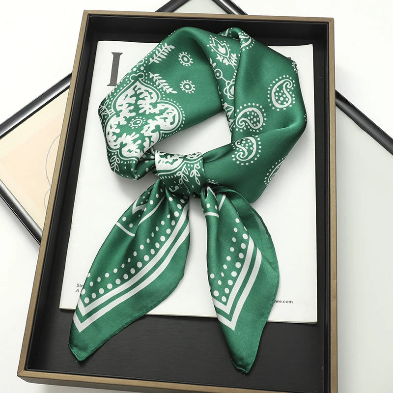 Lenço sofisticado em seda macia, ideal para usar no pescoço, como faixa de cabelo, bandana, hijab de praia, foulard ou acessório de bolsa. Um toque elegante e versátil que transforma qualquer look.