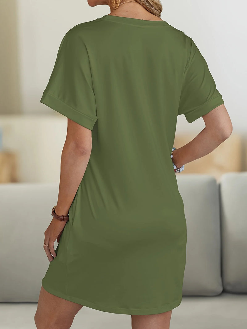 Conforto e estilo se encontram neste vestido casual plus size, perfeito para momentos de lazer ou para usar em casa como camisola confortável. O modelo possui mangas morcego, decote redondo