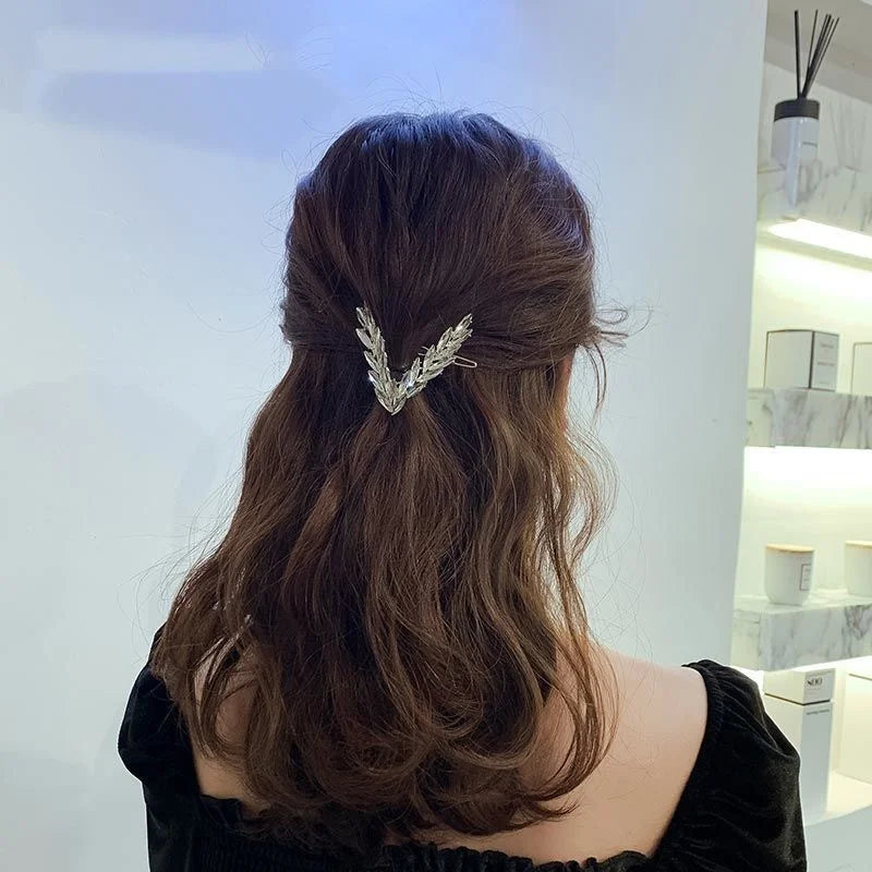 Elegantes grampos em formato V com cristais brilhantes, perfeitos para mulheres e meninas. Acessório de cabelo sofisticado que combina estilo e praticidade, ideal para uso diário ou como presente fashion.