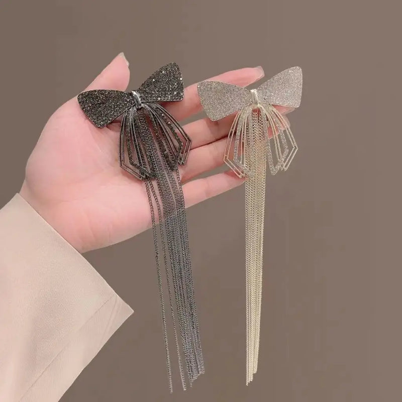 Grampo de Cabelo Feminino 2026 – Laço com Tassel e Strass