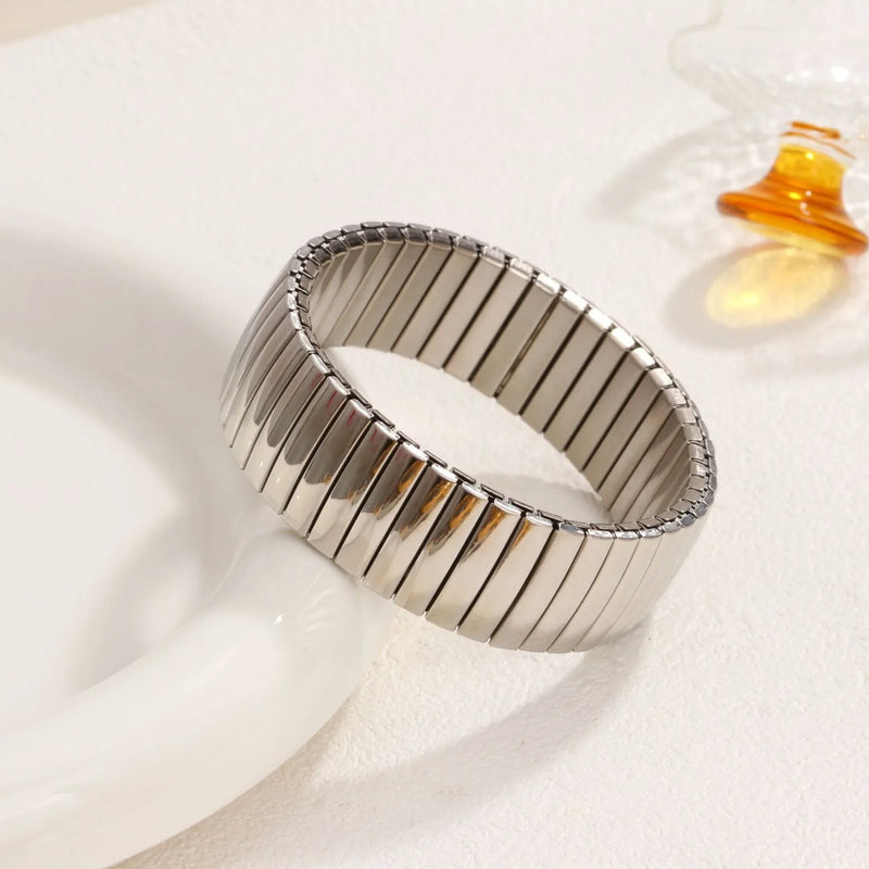 Pulseira Feminina de Aço Titânio com Coração – Design Elástico, Banhada a Ouro
