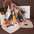 Acessório fashion e versátil em cetim macio, ideal como lenço de pescoço, echarpe, hijab, faixa de cabelo, bandana ou detalhe decorativo em bolsas. Elegância e estilo em qualquer ocasião.