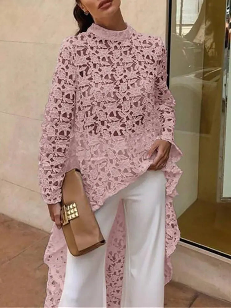 Blusa feminina elegante em renda branca com mangas longas e detalhe transparente em estilo “dovetail”. Perfeita para escritório ou ocasiões sofisticadas, combina charme, feminilidade e conforto em um visual moderno e sexy.