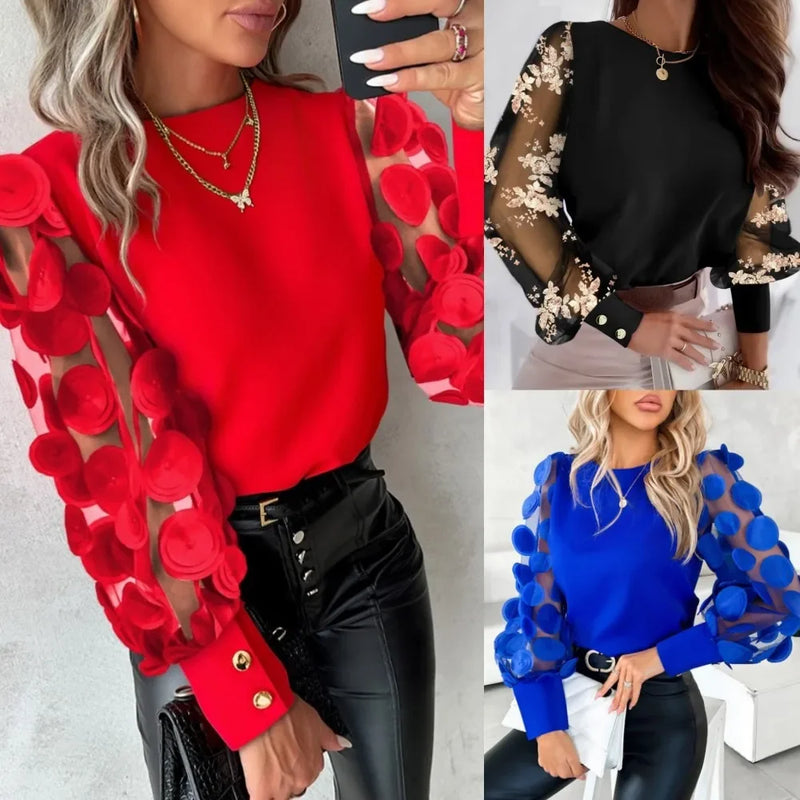 Blusa feminina moderna em mesh transparente com aplicação de renda floral vermelha, estilo pulôver e decote redondo . Elegante e sofisticada, perfeita para looks casuais-chiques