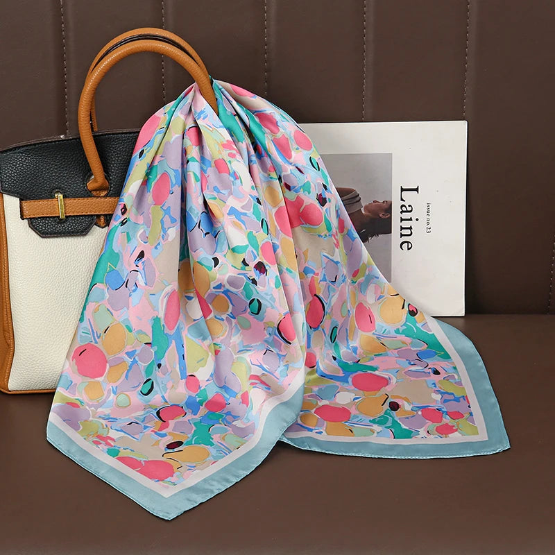 Acessório fashion e versátil em cetim macio, ideal como lenço de pescoço, echarpe, hijab, faixa de cabelo, bandana ou detalhe decorativo em bolsas. Elegância e estilo em qualquer ocasião.