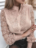 Blusa Feminina Elegante 2025 – Office, Gola, Renda Patchwork e Detalhes Hollow Out  Blusa feminina elegante com gola clássica, ideal para escritório ou ocasiões formais