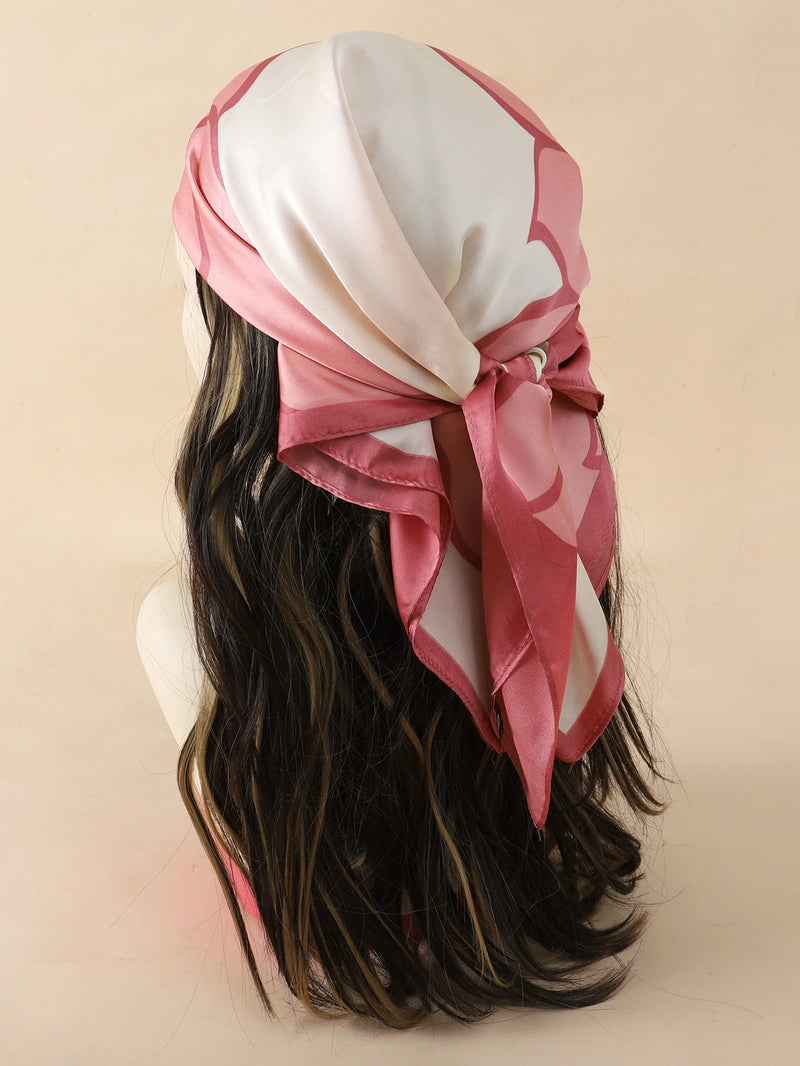 Lenço sofisticado em seda macia, ideal para usar no pescoço, como faixa de cabelo, bandana, hijab de praia, foulard ou acessório de bolsa. Um toque elegante e versátil que transforma qualquer look.