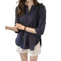 Blusa feminina confortável em poliéster, com design de botões sofisticado, perfeita para escritório ou reuniões. Modelo elegante e versátil, combina facilmente com calças, saias ou terninhos
