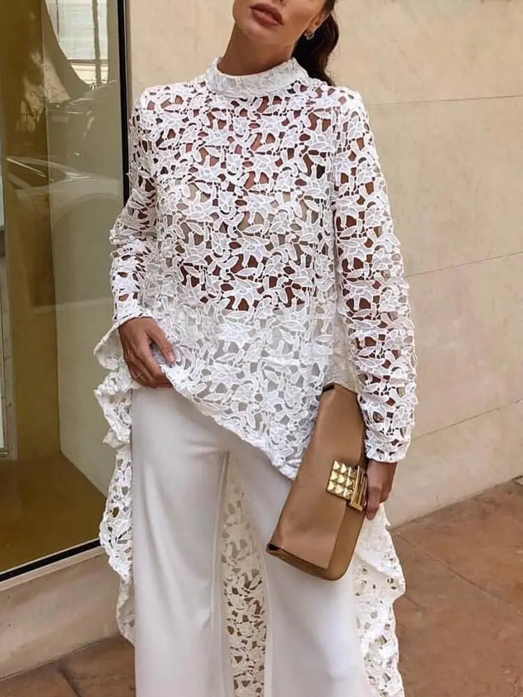 Blusa feminina elegante em renda branca com mangas longas e detalhe transparente em estilo “dovetail”. Perfeita para escritório ou ocasiões sofisticadas, combina charme, feminilidade e conforto em um visual moderno e sexy.