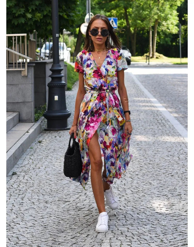 Vestido Feminino de Verão – Estampado, Decote em V, Cinto, Manga Curta, Saia Midi com Fenda e Renda