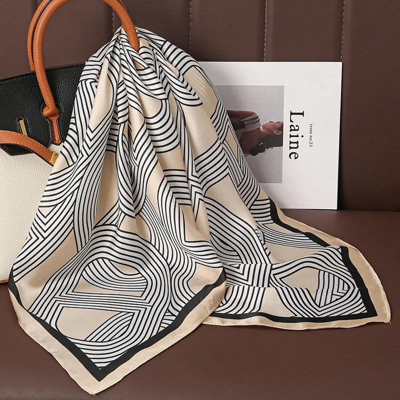Acessório fashion e versátil em cetim macio, ideal como lenço de pescoço, echarpe, hijab, faixa de cabelo, bandana ou detalhe decorativo em bolsas. Elegância e estilo em qualquer ocasião.