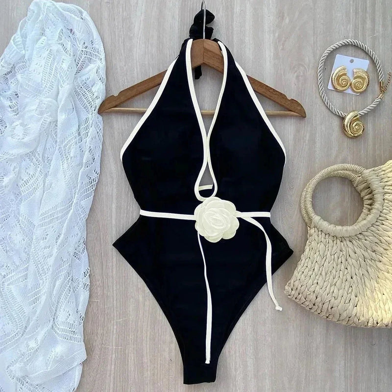 Arrase na praia ou na piscina com este maiô floral 2025 de uma peça. Com decote halter e design com amarração (bandage), ele oferece ajuste confortável, estilo moderno e sofisticação.