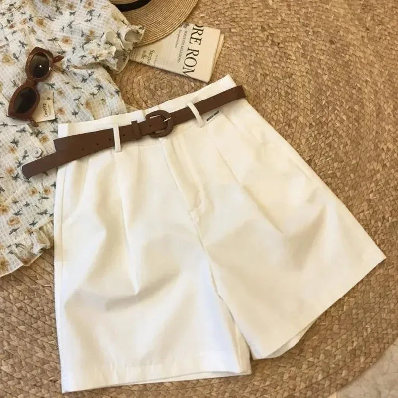 Shorts Feminino de Perna Larga – Algodão Leve, Estilo A-Linha, Verão 2026  confeccionado em algodão fino e respirável, proporcionando conforto durante todo o dia  corte clássico e solto, garantindo liberdade de movimento e elegância