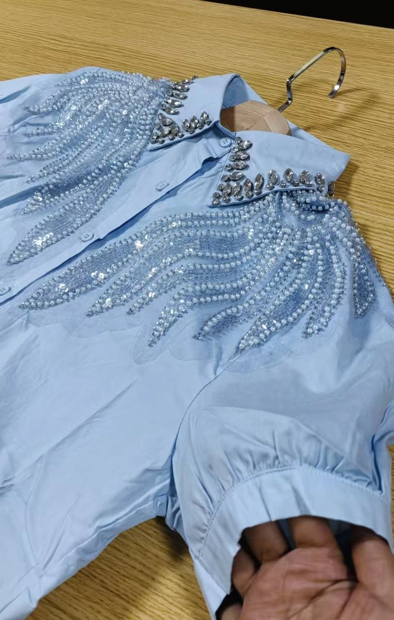 Blusa feminina 100% algodão com detalhes bordados e mangas curtas, perfeita para o verão. Estilo flare inspirado no Y2K, confortável, leve e respirável. Ideal para looks casuais, passeios e eventos diurnos.