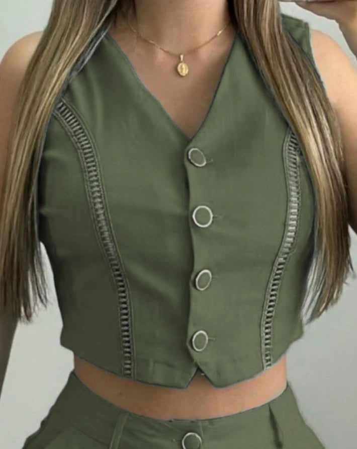 rrase neste verão com este conjunto feminino 2 peças, composto por crop top sem mangas com decote em V e botões, e shorts casuais com bolsos. Confeccionado em tecido leve e respiráve