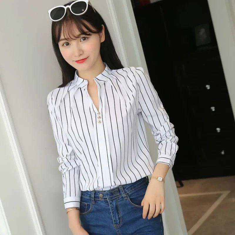 Blusa feminina elegante em tecido leve, com estampa listrada e mangas longas. Corte slim fit, perfeita para o escritório, reuniões ou looks casuais-chiques.