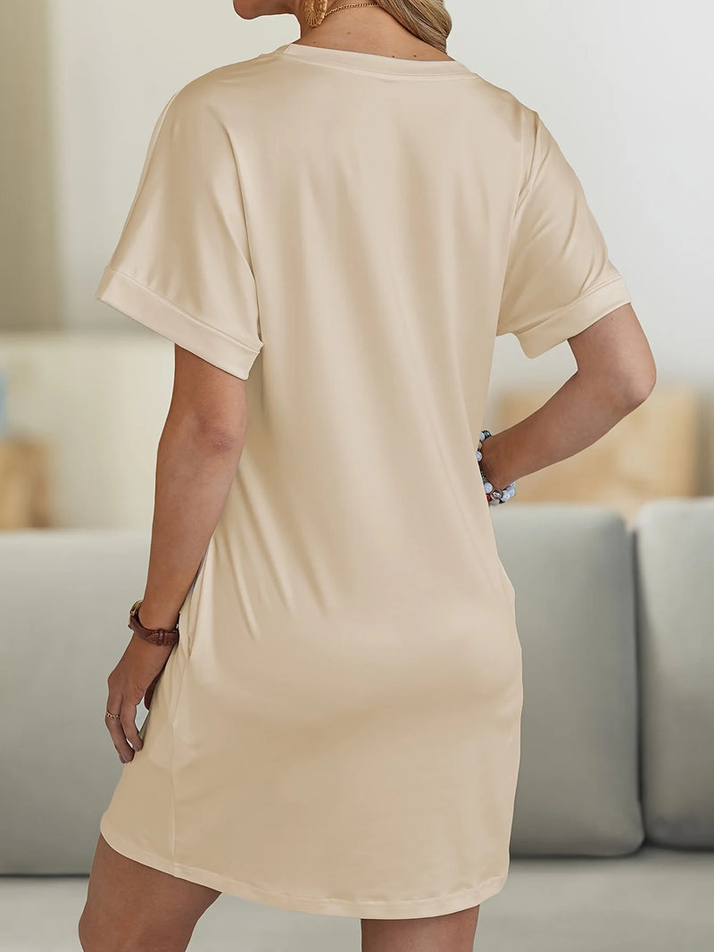 Conforto e estilo se encontram neste vestido casual plus size, perfeito para momentos de lazer ou para usar em casa como camisola confortável. O modelo possui mangas morcego, decote redondo