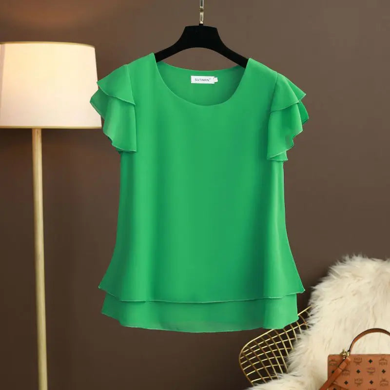 Blusa feminina elegante em chiffon leve com estampa listrada, corte slim fit e mangas longas. Com gola alta e fechamento frontal com botões, é perfeita para looks