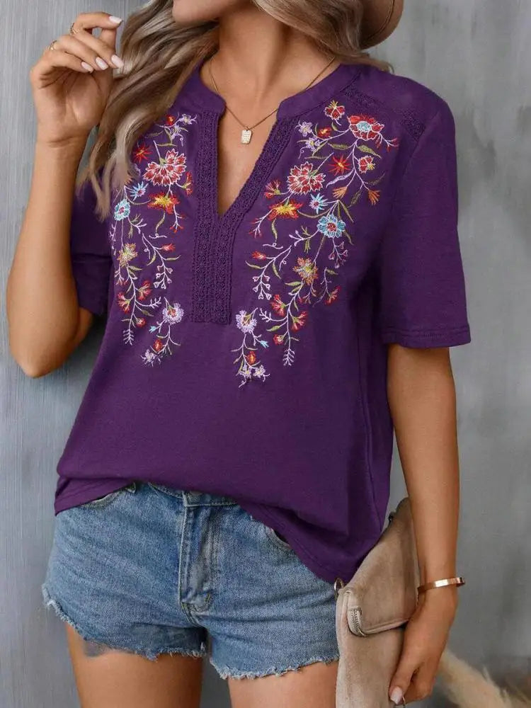 Blusa Feminina de Renda Bordada com Manga Curta – Decote V – Streetwear Floral Casual – Verão 2026