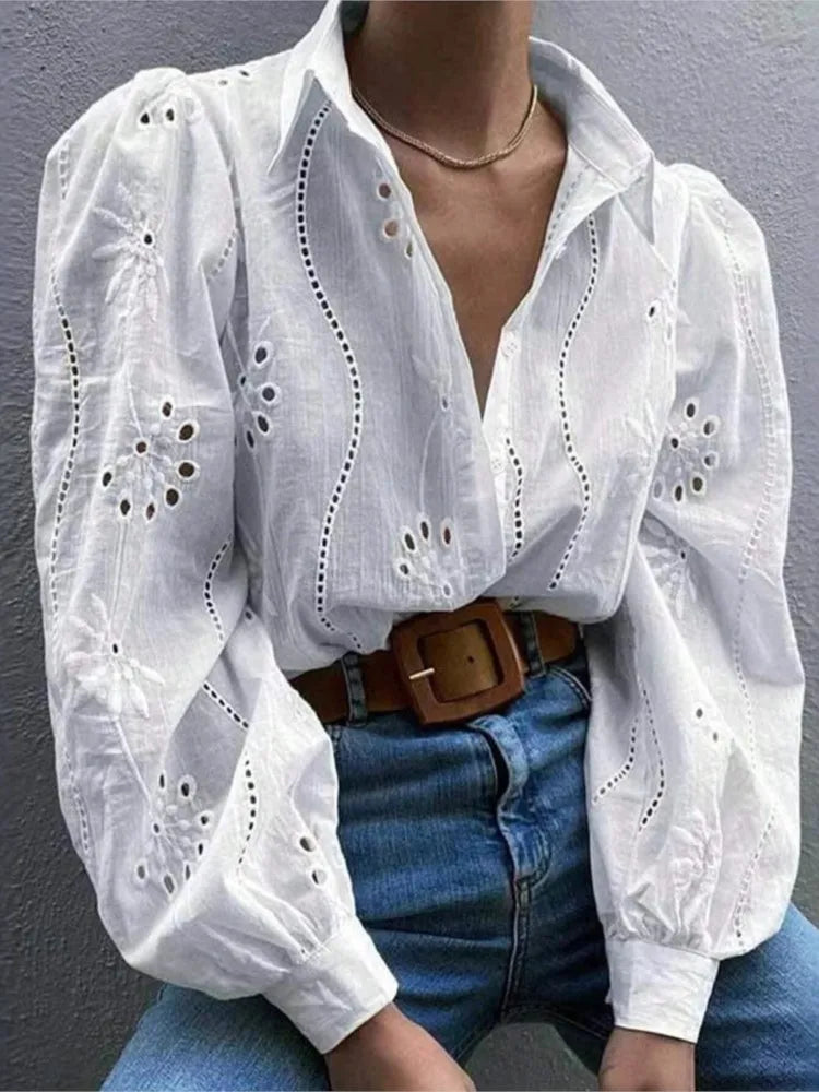 Blusa Feminina Elegante em Renda – Manga Longa, Botões, Cor Sólida, Primavera/Outono 2025  Blusa feminina elegante com detalhes em renda, perfeita para looks casuais ou de escritório  Manga longa e fechamento por botões frontais para um visual refinado