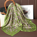 Acessório fashion e versátil em cetim macio, ideal como lenço de pescoço, echarpe, hijab, faixa de cabelo, bandana ou detalhe decorativo em bolsas. Elegância e estilo em qualquer ocasião.