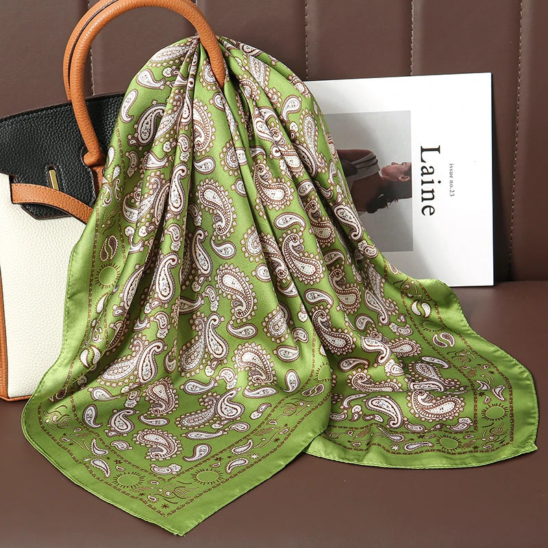 Acessório fashion e versátil em cetim macio, ideal como lenço de pescoço, echarpe, hijab, faixa de cabelo, bandana ou detalhe decorativo em bolsas. Elegância e estilo em qualquer ocasião.
