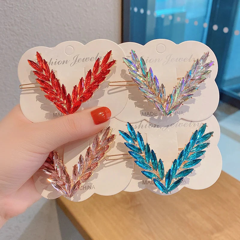 Elegantes grampos em formato V com cristais brilhantes, perfeitos para mulheres e meninas. Acessório de cabelo sofisticado que combina estilo e praticidade, ideal para uso diário ou como presente fashion.