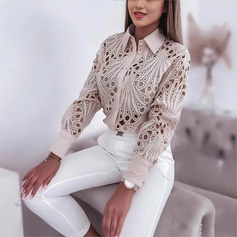 Blusa Feminina Elegante em Renda com Manga Longa – Hollow Design, 2026 Primavera/Outono  Design moderno com detalhes em renda e partes vazadas (hollow), conferindo sofisticação e estilo  Manga longa, ideal para conforto e looks elegantes
