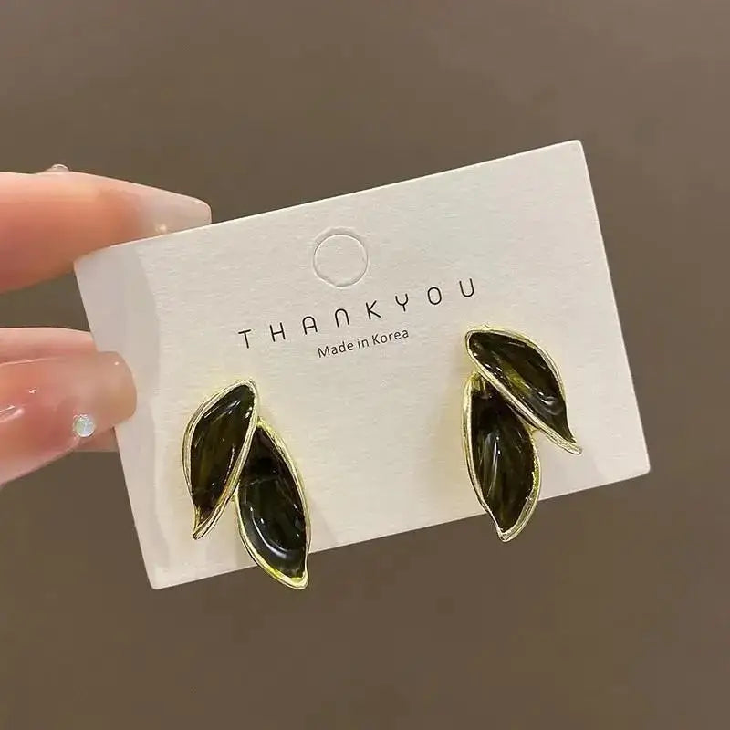 Elegantes brincos femininos com agulha em prata 925, pérolas delicadas e tassel moderno, com detalhes em zircônia. Tendência de moda coreana, perfeitos para complementar looks sofisticados e ocasiões especiais com luxo e brilho.